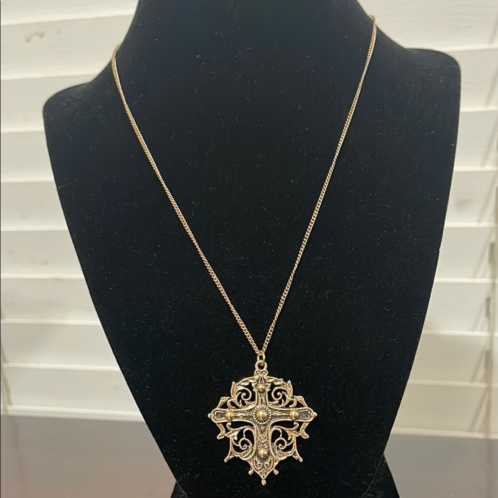 Elegant Gold Tone Cross Pendant Necklace 9”